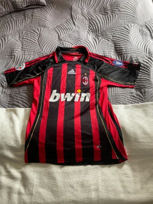 Vintage 2006 maldini milan tröja - Kan tänka mig sänka pris på snabb affär! Sjukt prisvärt jämfört med andra säljare och sjukt värt när de gäller material osv