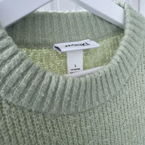 STICKAD TRÖJA MONKI - Grön stickad tröja från monki