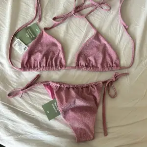 Säljer denna sjukt snygga glitter bikini då aldrig kommit till användning. Prislapp kvar, inte testad❣️ Säljer endast i set, inte separat.  Både under och överdelen går att justera så passar både mindre och större än L. 