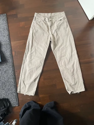 Sweet skateboards jeans  - Tjo säljer mina baggy sweet skateboards byxor med lite mer olivgrön färg??🔥.    🚨 **FLAWS**🚨lite slitage vid hälarna på benöppningen höger ficka har ett hål på insidan** annars as feta🔥💯
