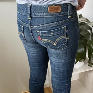 Lowwaist Levi’s - Galet snygga men tyvärr för trånga för mig. Har vanligtvis xs/S och är 164. Passar nog nån som är xxs/xs