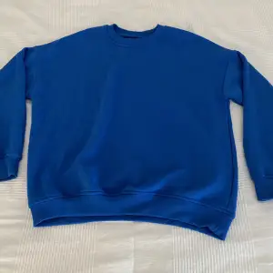 säljer denna blåa hoodie för den har aldrig kommit till användning🫶🏼nyskick 