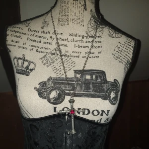 Alchemy gothic cross necklace - 🥀🧛Framhäv din inre vampyr med detta vackra gotiska korshalsband.🩸Silvrigt med en röd "rhinestone" halsbandet är från alchemy gothic/England 2001.🫀‼️JAG STÅR FÖR FRAKTEN‼️