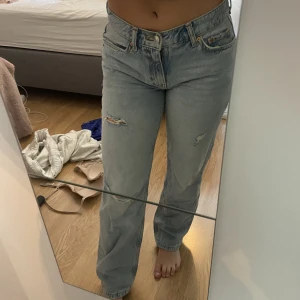 Lågmidjade jeans - Ett par lågmidjade jeans från Gina tricot i petite modell. I storlek 32, väldigt stretchiga. Köparen står för frakt