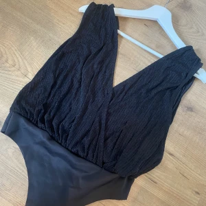 Glittrig body från H&M - Säljer denna fina glittriga body från H&M. Använt en gång 🌸
