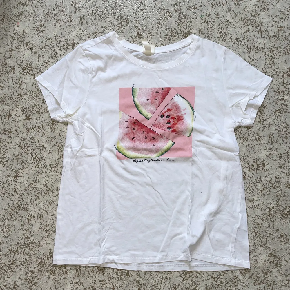 Vit T-shirt med tryck som föreställer vattenmeloner, köparen står för frakten och priset går att förhandla . T-shirts.