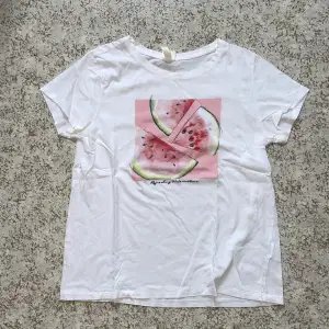 Vit T-shirt med tryck som föreställer vattenmeloner, köparen står för frakten och priset går att förhandla 