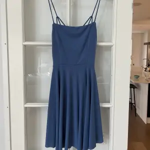 Säljer min blåa klänning från Bikbok som är i storleken S, ryggen har korsade snörning💙Pris kan diskuteras. Alla kläder kommer självklart tvättas en extra gång innan leverans📦