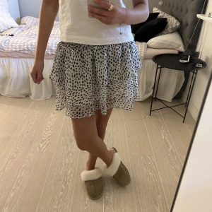 Kjol  - Säljer denna fina kjol från Chelsea då den inte kommer till användning, änvänd väldigt sparsamt och inga diffekter 