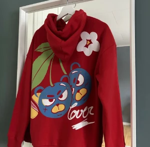 Hoodie - Hoodie med tryck fram & bak. Som ny, knappt använd så inget sliten/nopprig. 