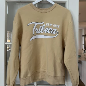 Sweater från Ginatricot - Gul Sweater från Gina i storlek S💛💛Pris kan diskuteras. Alla kläder kommer självklart tvättas en extra gång innan leverans📦