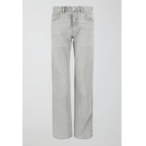 Low waist jeans - Säljer dessa supersnygga jeans från Gina Tricot i modellen ”low straihgt tall jeans” då de tyvärr är för långa på mig som är 165 💘 Helt slutsålda på hemsidan!!