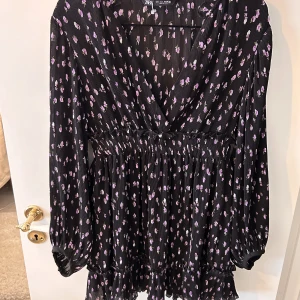 Klänning - Super fin ribbad klänning från zara med små lila blommor på. 🌸Storlek S men på mig som är 178 är den väldigt kort. Aldrig använts. Funkar vid många tillfällen. 🥰🌺🌺