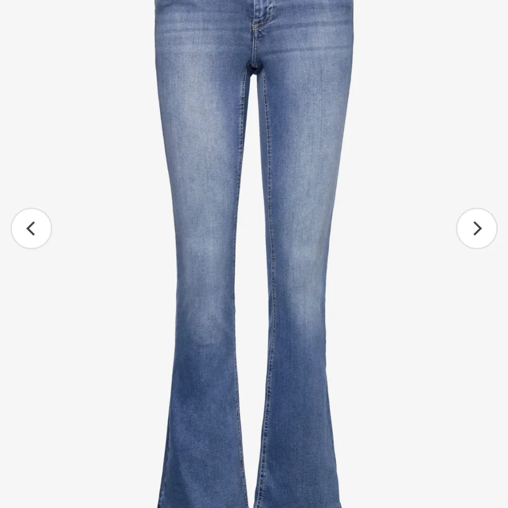 Säljer dessa lågmidjade jeans, inte riktigt dom på bilden då dom är mycket lägre i verkligheten. Vid intressse kan jag skicka bild på när jag har dom. Använda cirka 5 gånger, köpta för 500kr. Jeans & Byxor.