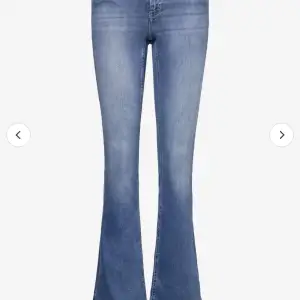 Säljer dessa lågmidjade jeans, inte riktigt dom på bilden då dom är mycket lägre i verkligheten. Vid intressse kan jag skicka bild på när jag har dom. Använda cirka 5 gånger, köpta för 500kr