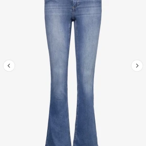 Låga jeans - Säljer dessa lågmidjade jeans, inte riktigt dom på bilden då dom är mycket lägre i verkligheten. Vid intressse kan jag skicka bild på när jag har dom. Använda cirka 5 gånger, köpta för 500kr