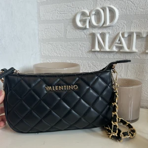 Valentino väska - Så snygg äkta valentino väska som jag säljer pga att den aldrig kommer till användning. Skicket är väldigt bra, nästan som ny. Skriv privat för fler bilder och frågor❤️