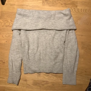 Off shoulder Tröja - Beige off shoulder tröja från h&m💗