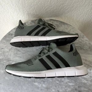 adidas Originals Swift Run CG4115 - Mycket sparsamt använda sneakers.  Namn: Adidas Originals Swift Run CG4115  Storlek: 44 EUR  Skick: 9/10 