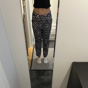 Tygbyxor - Tygbyxor från Gina Tricot i strl. 34. Byxorna är egentligen höga i midjan men är lite för stora på mig. Ej använda. 
