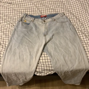 Buttergoods Santosuosso Baggy byxor - Riktigt fina buttergoods byxor  säljer dem för de var lite för stora för min smak. Original pris 1299kr storlek w36.  De passar som en blandning av sweetsktbs byxor och bigboys. det finns en pytteliten skada dm för bild 