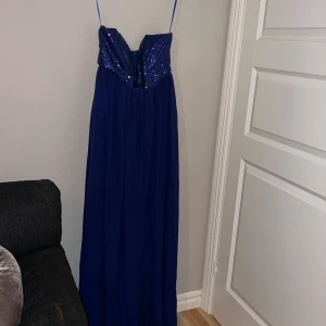 Klänning - En jätte fin klänning som man kan ha till lite finare tillfällen som t.e.x bal eller event. Det är perfekt till er som går ut 9 an eller tar studenten snart som inte orkar lägga flera tusen på en bal klänning. Då är denna klänningen perfekt 