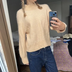 & other stores stickad tröja  - Superfin stickad tröja från & other stories! Fin beige/lätt orange färg🧡Väl använd men omhändertagen och bra skick! 