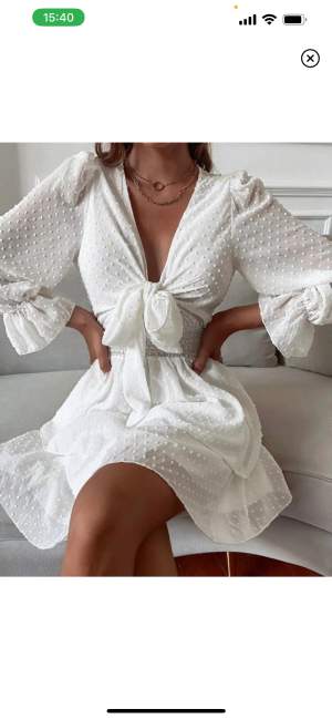 en superfin och bekväm vit klänning i strl s!!  använd 2 ggr, som ny. säljer för 400kr. kan skickas om köparen står för frakten men kan mötas upp i skövde med omnejd🤩