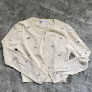 Säljer denna fina tröjan från ZARA i storlek M! Väldigt väldigt fin med massa små detaljer! 