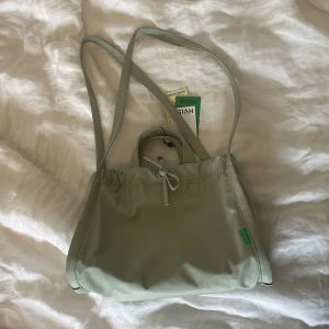Väldigt fin grön väska från HVISK - Ny fin och helt oanvänd väska från hvisk, har prislappar kvar!!