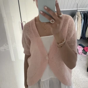 Fin kofta - Säljer denna super fina rosa stickade koftan💓