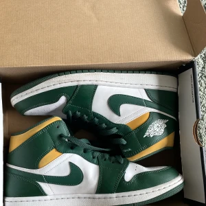 Air Jordan 1  - Storlek 42.5 finns i väldigt gott skick inget fel på skon fräsch och knappt använd. Kan mötas upp i sthlm swish helst.