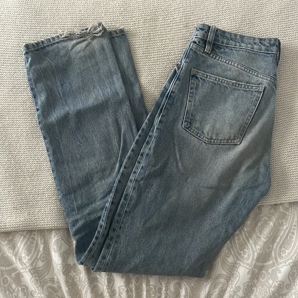 Ljusblå raka zara jeans!! De är slitna vid bakfoten (bild nr.3) annars är de i mycket bra skick!!. Jeans & Byxor.