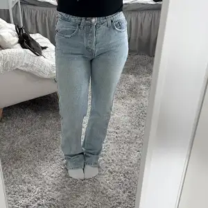 Zara jeans i modellen mid rise straight! Slutsålda! Storlek 36. Säljer för att de är för små för mig. (Är runt 165) ⭐️