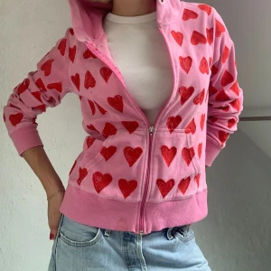 Zip up med hjärtan - Jennifer’s body inspirerad zip up, perfekt till halloween! ❤️💓