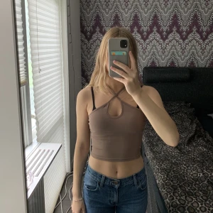 Topp - En fin topp från shein i bra skick, aldrig använd. Storlek xs fast är stretchig. Justerbara band. 