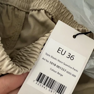 Nakd byxor - Helt nya svarta byxor från NA-KD, prislapp inte kvar men endast provade. Stl 36 (s). Nypris 429kr