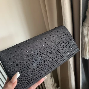 Väska - Säljer min balväska som endast är använd en gång💞Väskan är glittrig och på framsidan har den svarta stenar! Orginalpris 200kr💗 Hör gärna av dig vid frågor💞