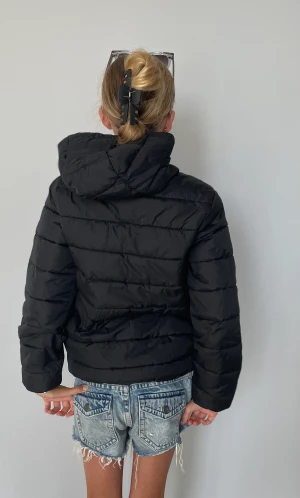 Lyle&Scott Jacka - Säljer min oanvända lyle & scott jacka, jackan är i storlek 9-10 år. Nypriset på jackan är 949kr Medans jag säljer jackan för 450kr. Hoppas ni är intresserade!💕