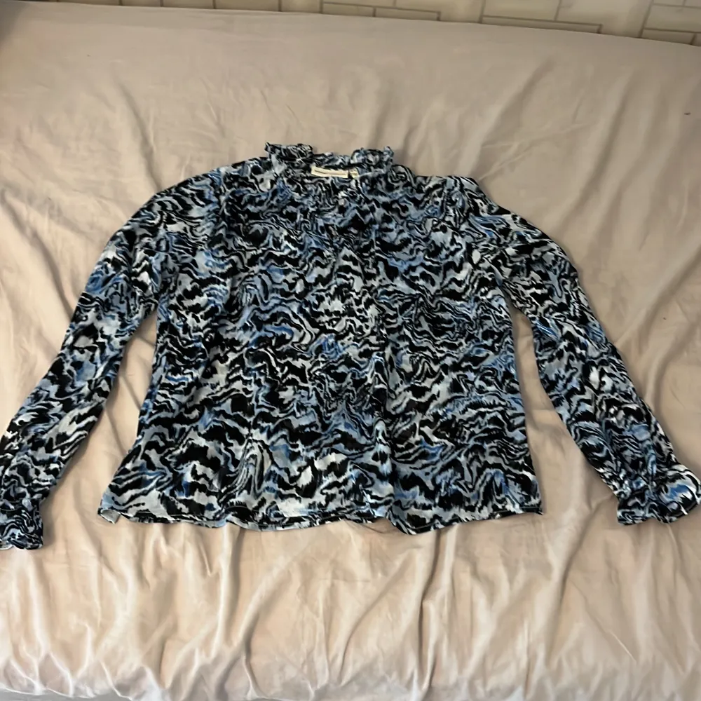 Blus från InWear i storlek 34 Knappt använd skick som ny  Ny pris: 800 Mitt pris:400. Blusar.