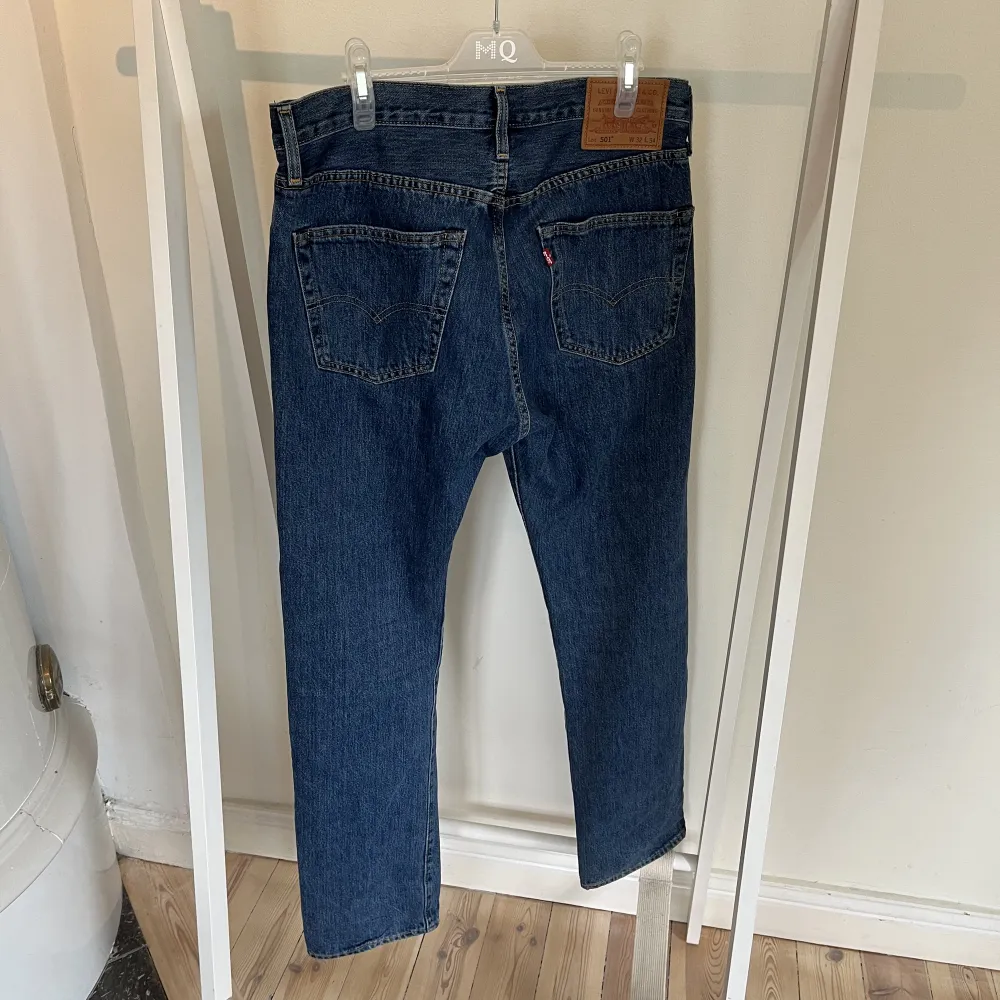 Säljer ett par väldigt populära levis 501 jeans regular fit. De är endast använda ett par gånger och visar inga tecken på användning.  Köpta i en levisbutik för 1099kr. Priset kan definitivt diskuteras. Hör av dig om du har frågor eller funderingar.. Jeans & Byxor.