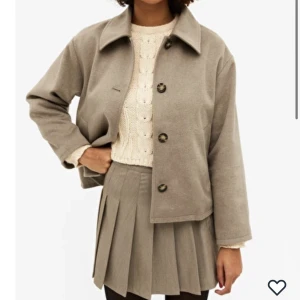 Säljer min kappa från monki  - Säljer nu min monki kappa i beige💕 Är i fint skick 🥰pris går att diskutera  Pm för bilder