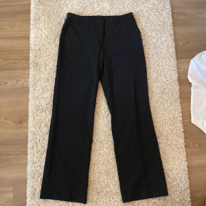 Mörkgrå kostymbyxor - Skitsnygga vintage low waist kostymbyxor. Gråa och vida och riktigt bra kvalitet i stl 36. Älskar dem men tyvärr lite små på mig.