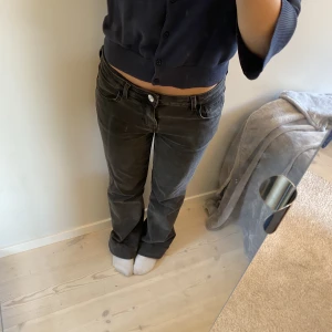 Low waist jeans - Svarta/mörk gråa låg midjade jeans från hm! Dom är uppsydda i längden så passar någon som är runt 160cm lång!