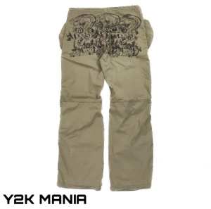 cargobyxor med tryck y2k - Baggy cargobyxor med tryck, Strl L, midjemått 44cm, innerbenslängd 80cm, benöppning 27cm