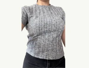 Stickad Tshort - Ribbad stickad topp  Väldigt mjukt och skönt material   Strl M passar även S    40kr + frakt eller mötas upp  i Uppsala