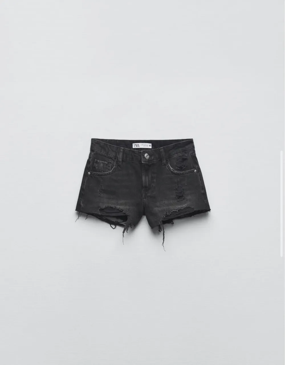Oanvända low jeansshorts från zara⚡️💕. Shorts.