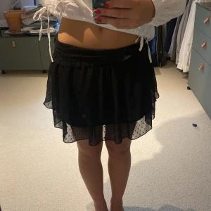 Volangkjol - Kort svart kjol