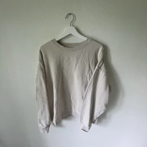 Beige Sweatshirt  - Beige sweatshirt från lindex storlek M