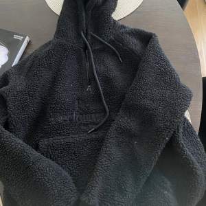 Säljer min peak performance hoodie i svart för att jag inte använder den 🌸bra skick